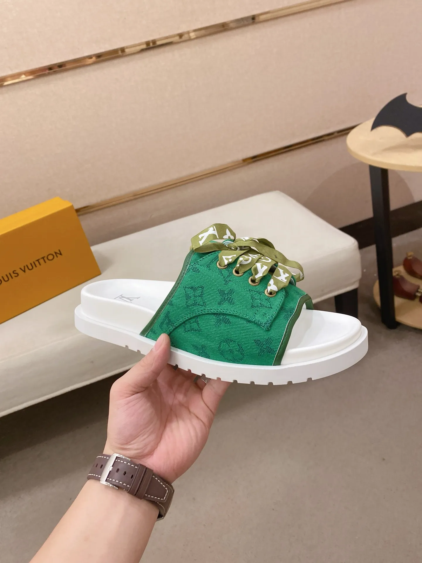 Men's shoes 💰: 340💰Made by LV🔍Top purchasing agents. Men's spring and summer slippers are available at the same counter. The uppers are imported cowhide from Italy, with logo graphics and high-quality craftsmanship. Soles: original soles specially provided by the original factory. Exclusive movable molded soles are super comfortable. Original goods follow orders. 🔍🔍High quality. You can enter and exit the counter at will. Welcome to compare. Size 38-44.